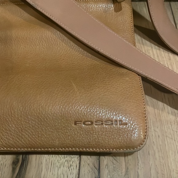 Vintage Fossil Messenger Crossbody - Picture 2 of 12